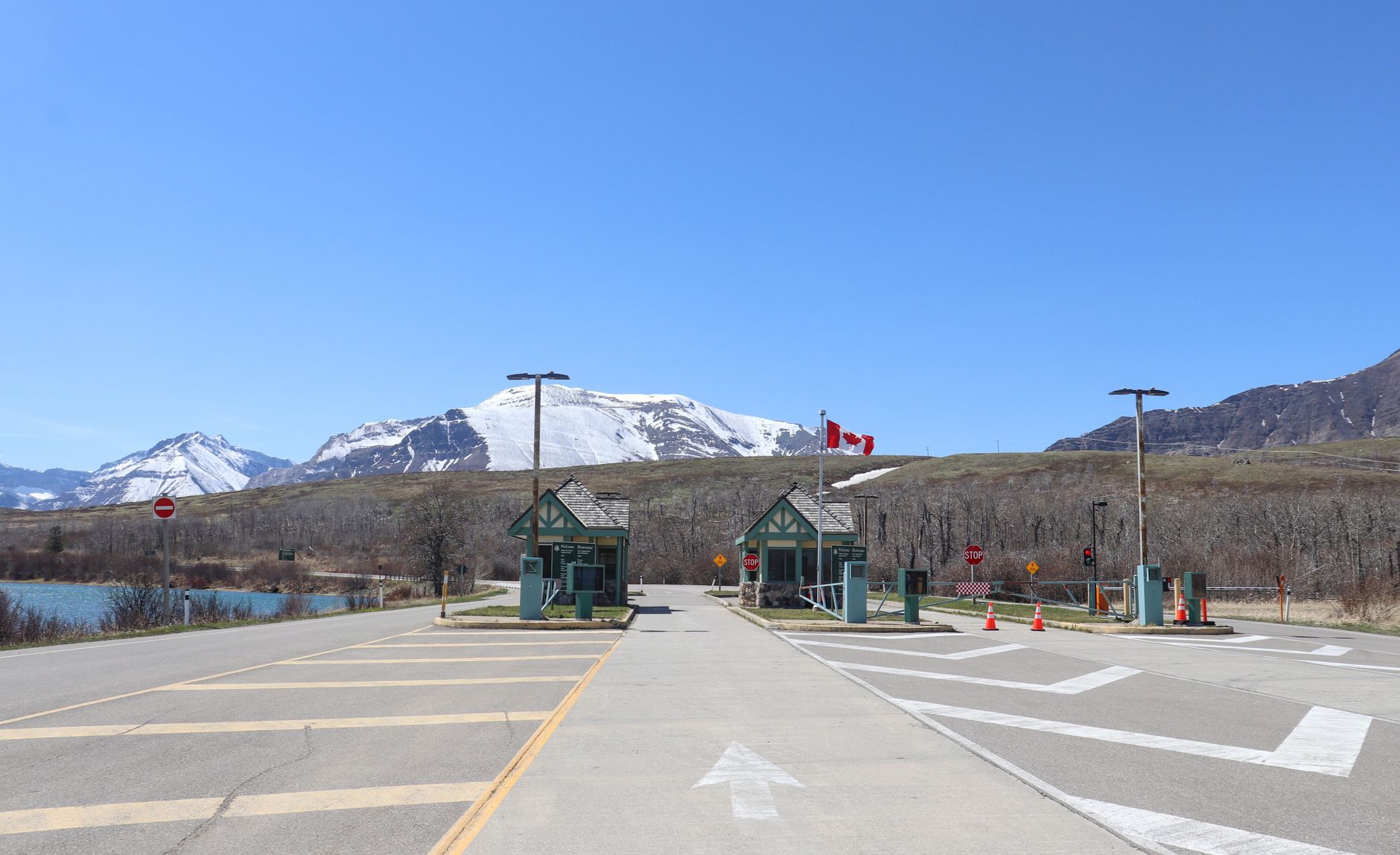 car packed for road trip with dog carrier at Canada US border crossing