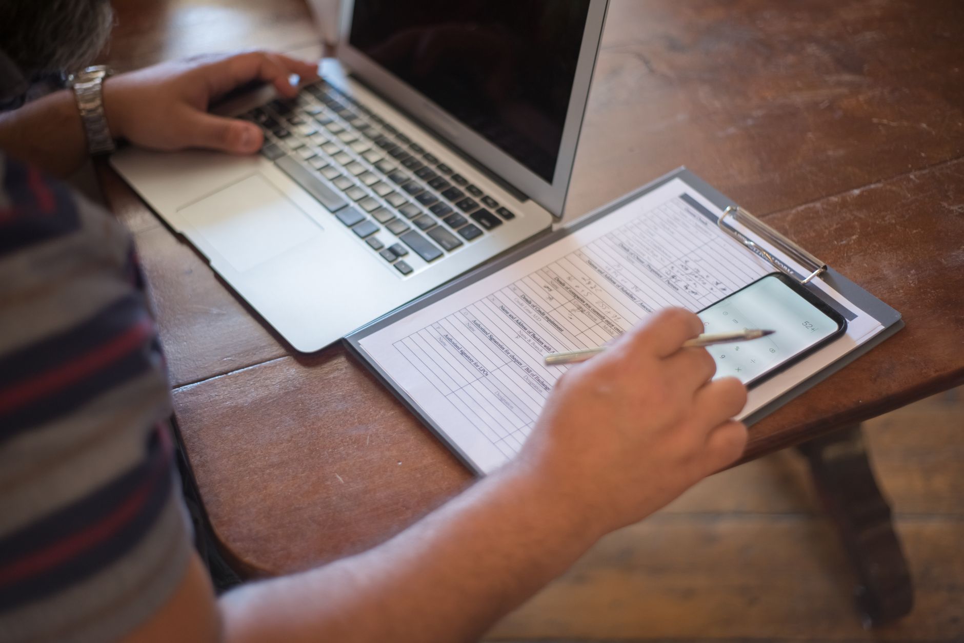 traveler filling out pet import paperwork on laptop at airport check-in counter