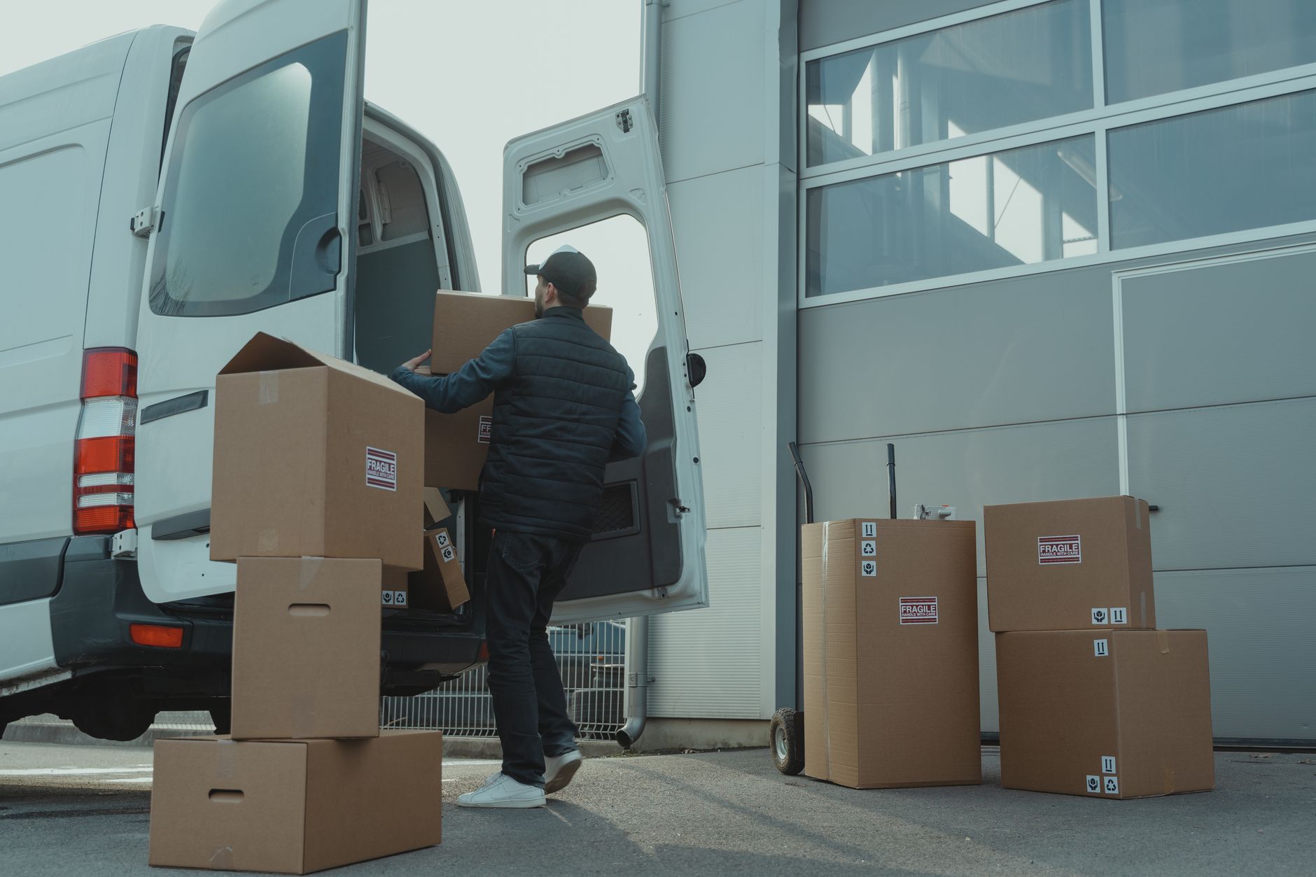 What Is a Pet Transporter? Costs, Services, and Rules for 2026